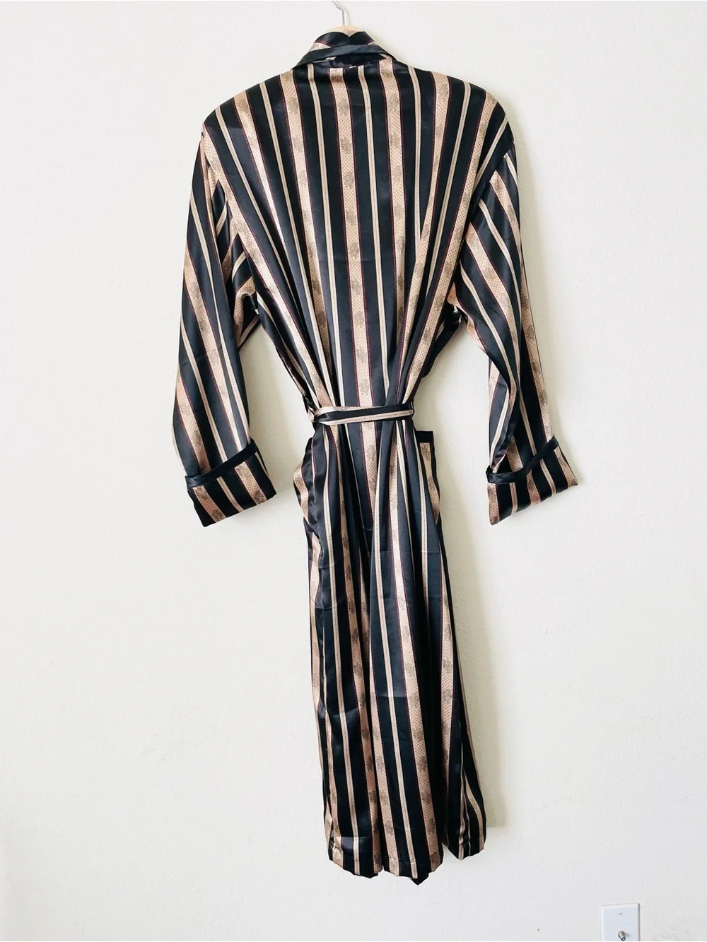 Vintage Victoria’s Secret M/L black and gold pocketed belt satin robe